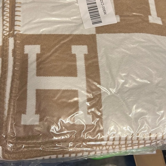 Luxury Letter H Pattern Throw Blanket — Neutral Cozy Home Deco - Picture 3 of 4